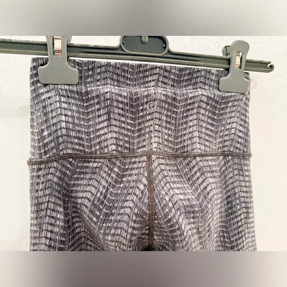 lululemon athletica Gray and White Textured Leggings - Picture 5 of 6